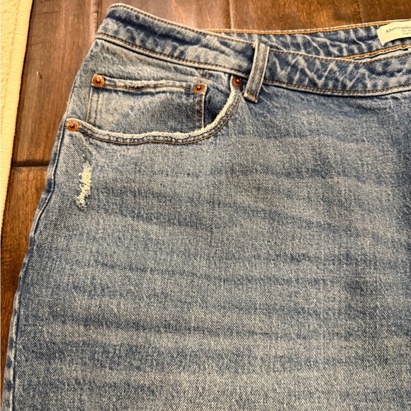 Abercrombie & Fitch The Mom High Rise Curve Love Distressed Jeans size 22 Short - Picture 2 of 11